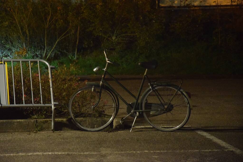 Jonge fietsster geschept door auto