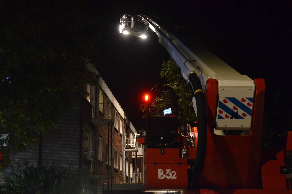 Grote uitslaande brand in portiekflat