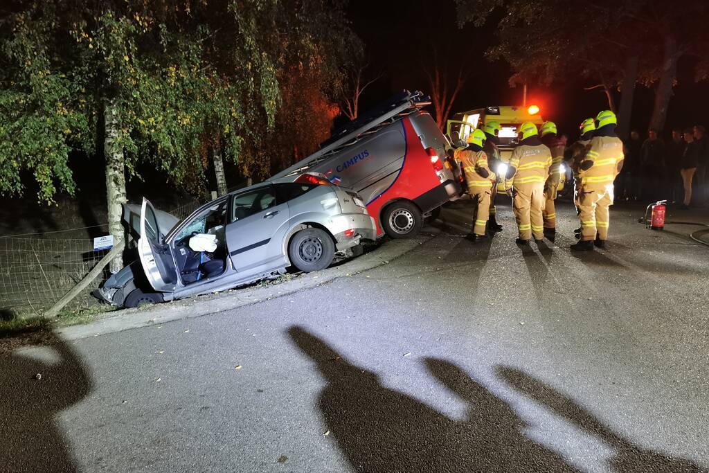 Bestelbus en auto belanden in greppel na aanrijding