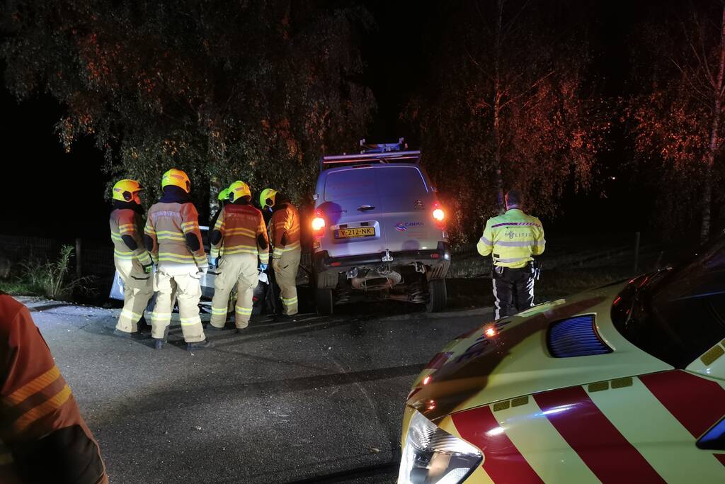 Bestelbus en auto belanden in greppel na aanrijding