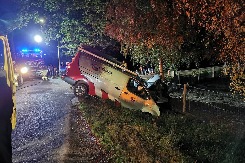 Bestelbus en auto belanden in greppel na aanrijding