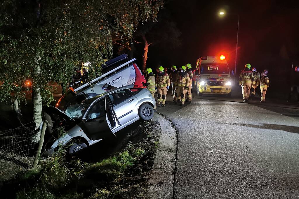 Bestelbus en auto belanden in greppel na aanrijding