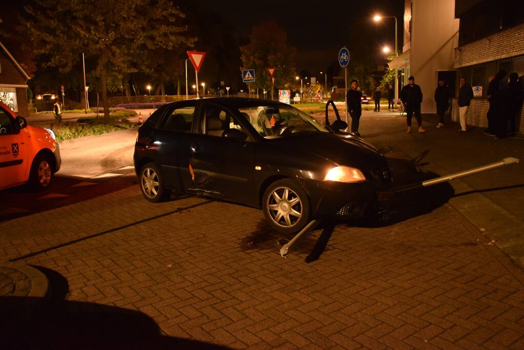 Bestuurder rijdt lantaarnpaal omver