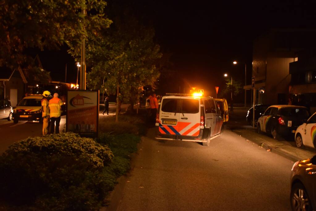 Bestuurder rijdt lantaarnpaal omver