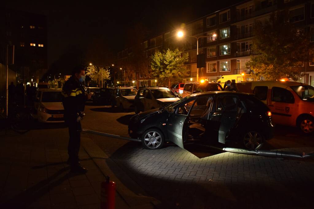 Bestuurder rijdt lantaarnpaal omver