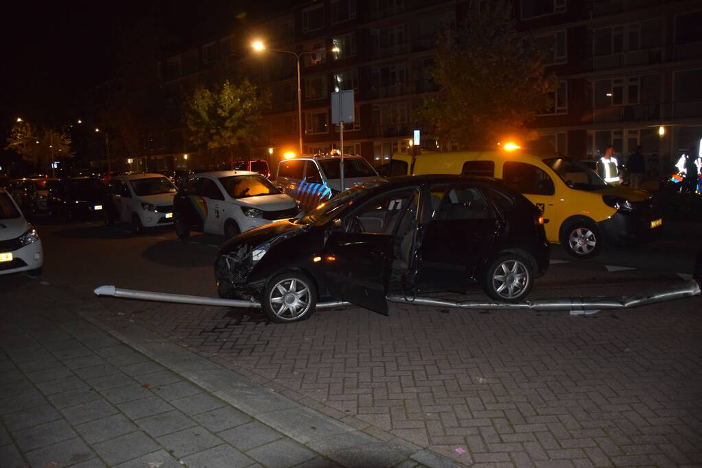 Bestuurder rijdt lantaarnpaal omver