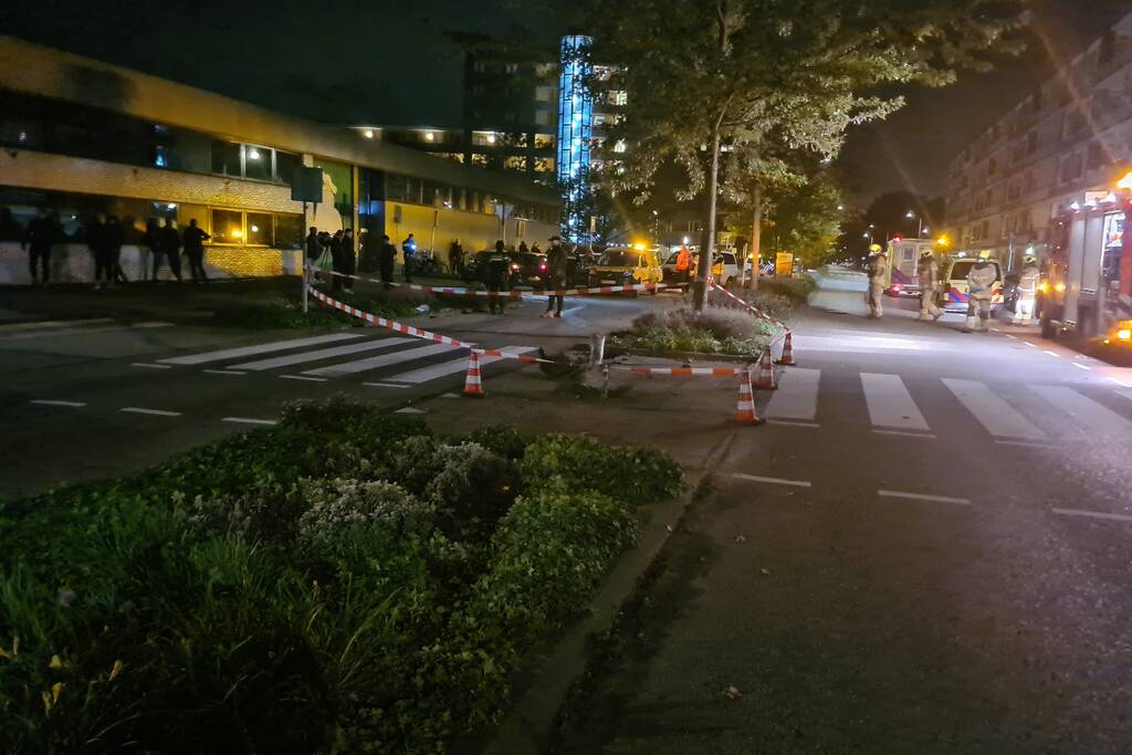 Bestuurder rijdt lantaarnpaal omver