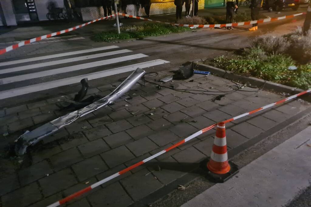 Bestuurder rijdt lantaarnpaal omver