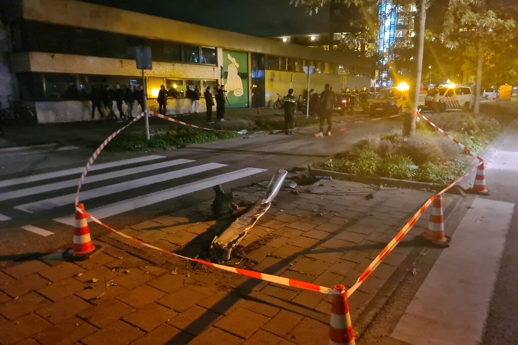 Bestuurder rijdt lantaarnpaal omver