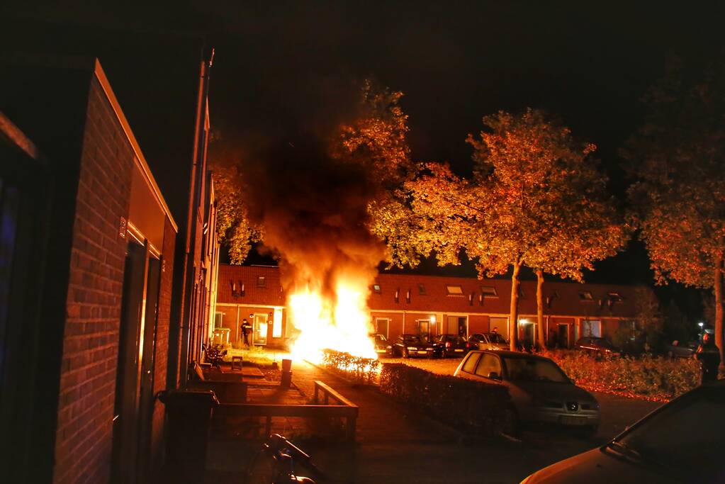 Metershoge Vlammen bij brand in geparkeerde auto
