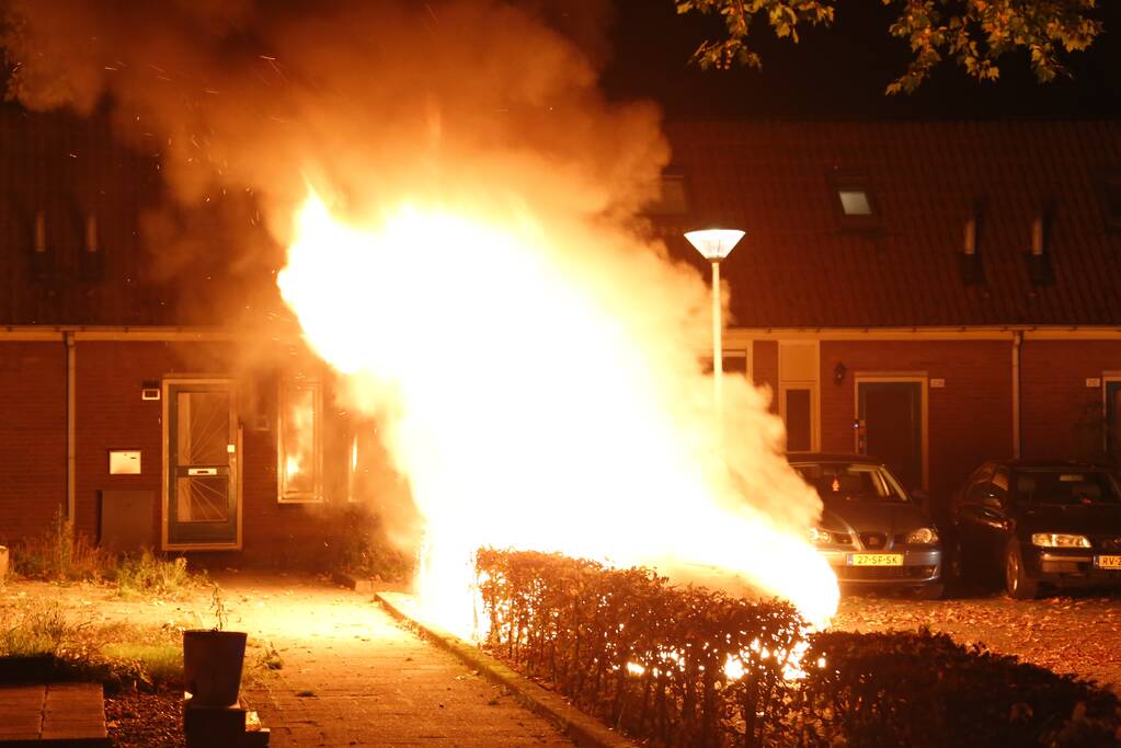 Metershoge Vlammen bij brand in geparkeerde auto