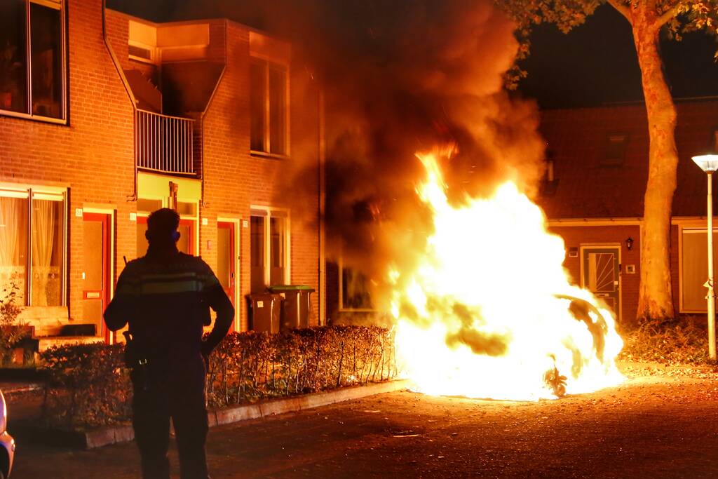 Metershoge Vlammen bij brand in geparkeerde auto