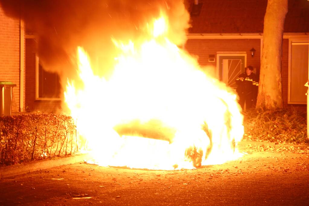 Metershoge Vlammen bij brand in geparkeerde auto