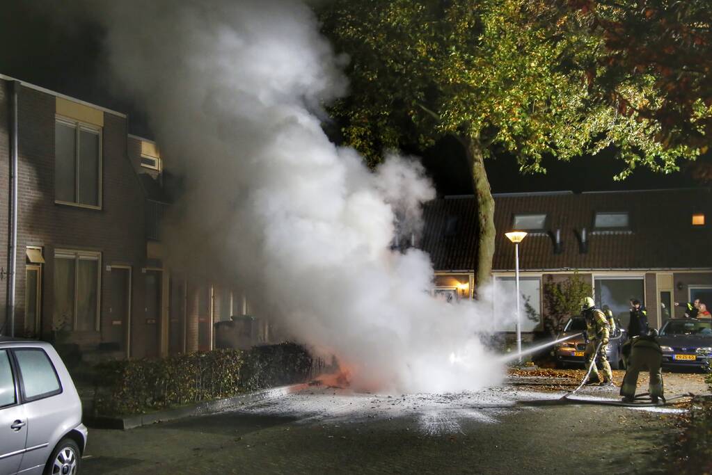 Metershoge Vlammen bij brand in geparkeerde auto
