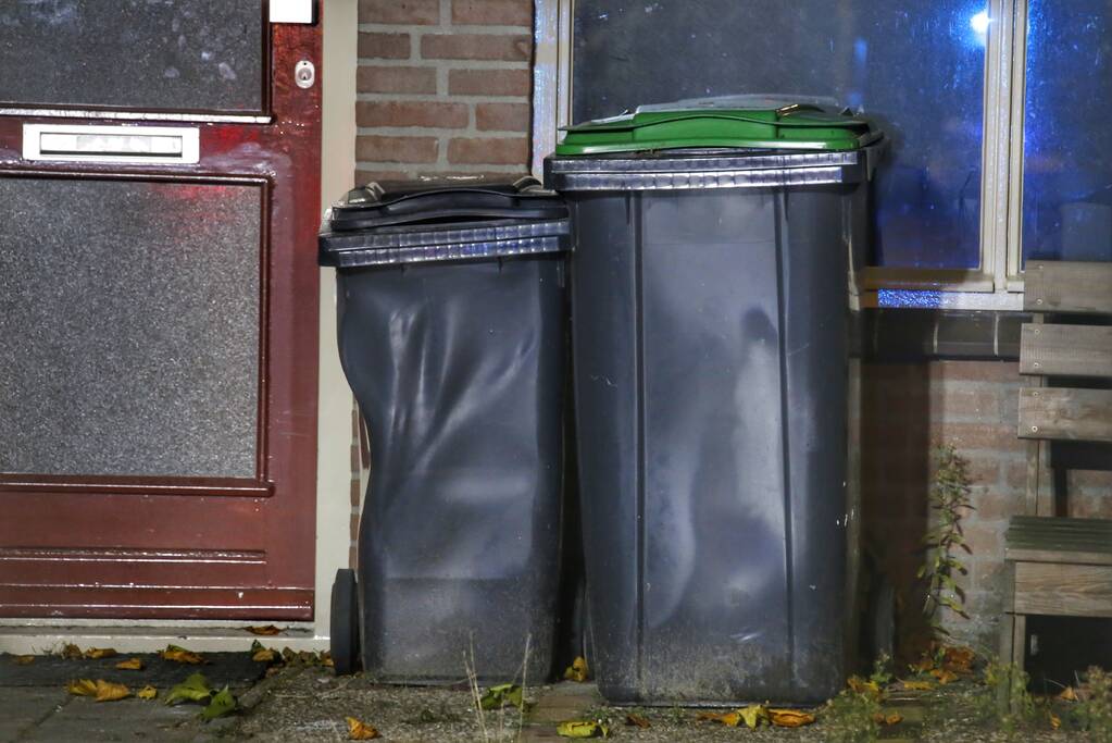 Metershoge Vlammen bij brand in geparkeerde auto