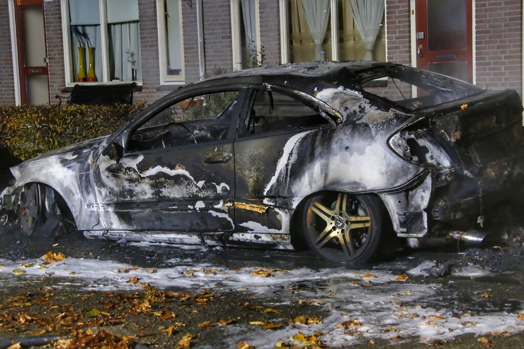 Metershoge Vlammen bij brand in geparkeerde auto