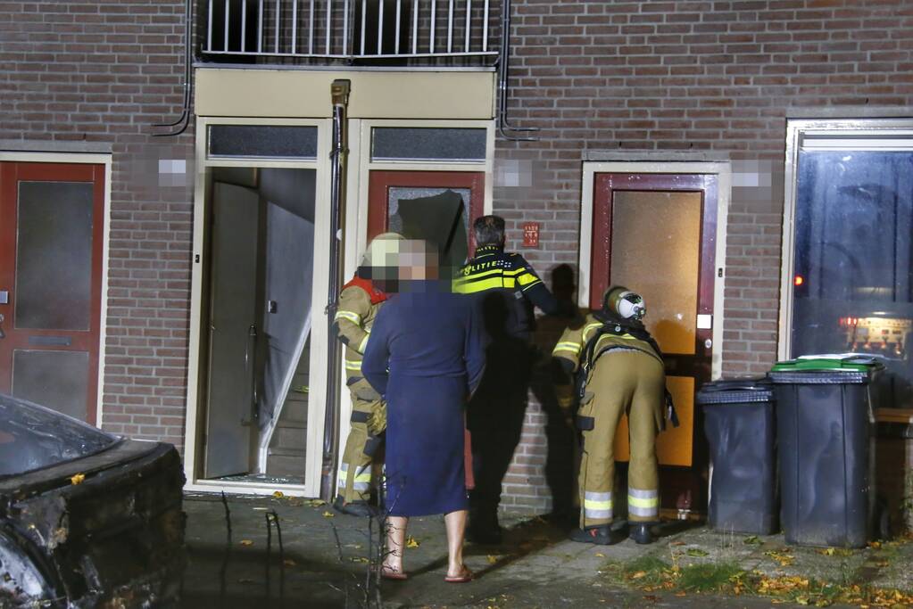Metershoge Vlammen bij brand in geparkeerde auto