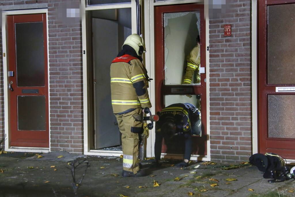 Metershoge Vlammen bij brand in geparkeerde auto