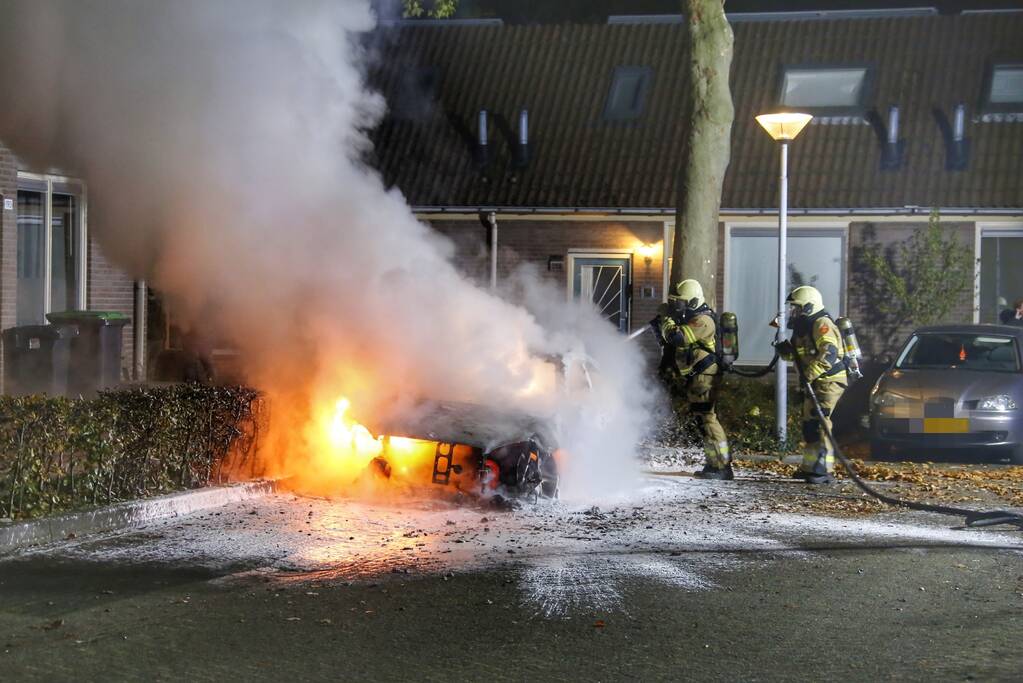 Metershoge Vlammen bij brand in geparkeerde auto