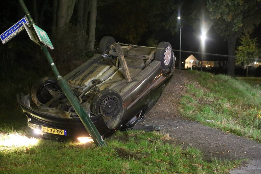 Auto slaat over de kop, bestuurder op de vlucht
