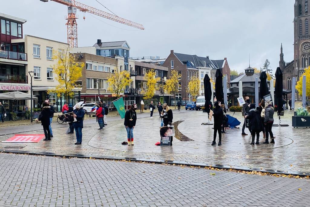 Demonstratie tegen varkenswinkel Oijink