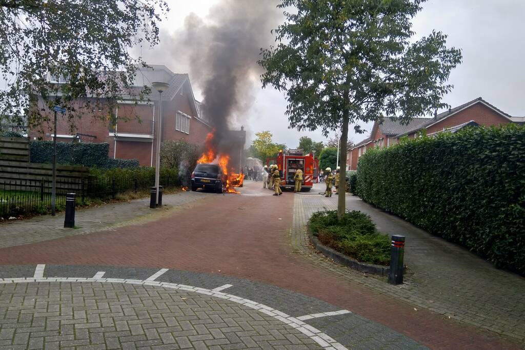 Auto gaat in vlammen op