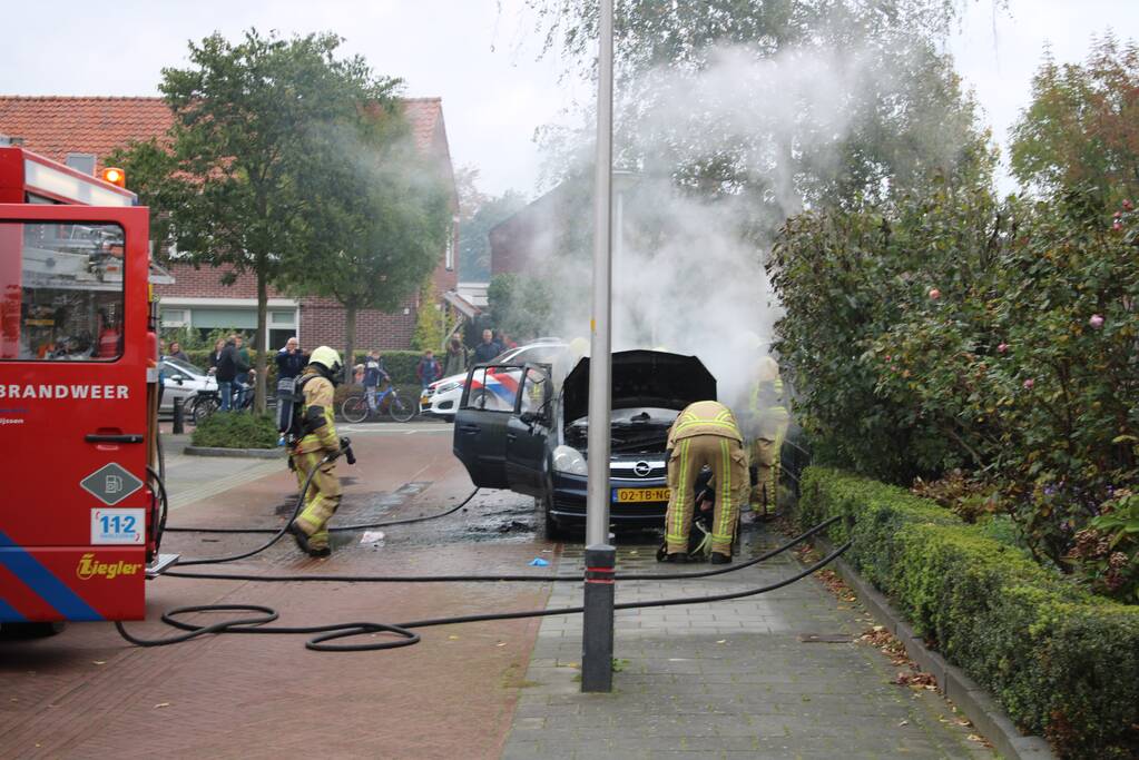 Auto gaat in vlammen op