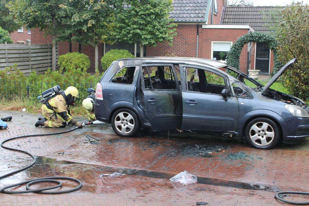 Auto gaat in vlammen op