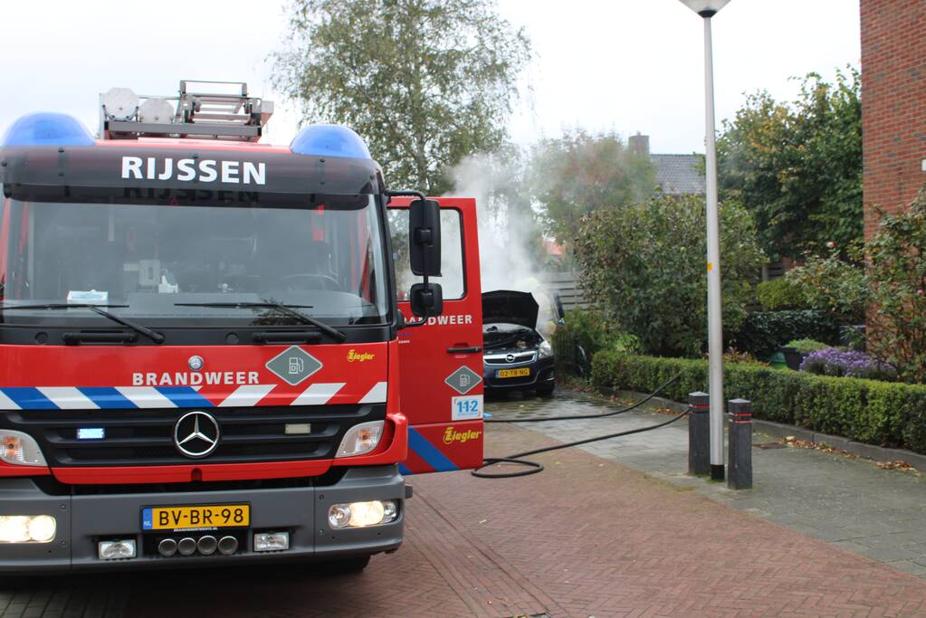 Auto gaat in vlammen op