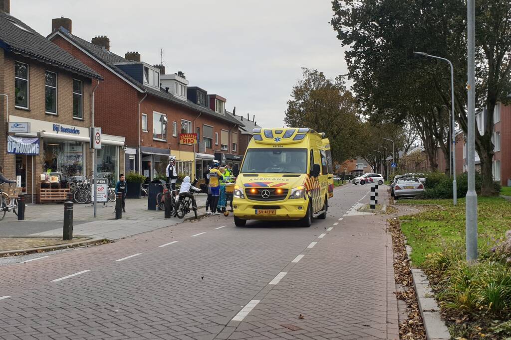 Wielrenner gewond na botsing op paaltje