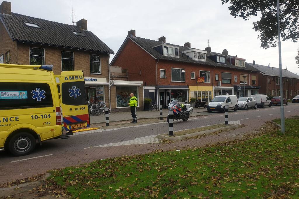 Wielrenner gewond na botsing op paaltje