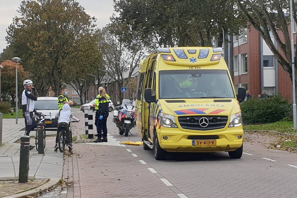 Wielrenner gewond na botsing op paaltje
