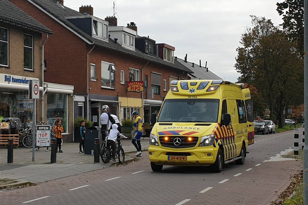 Wielrenner gewond na botsing op paaltje