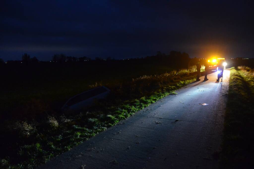 Auto raakt van de weg en belandt in het water