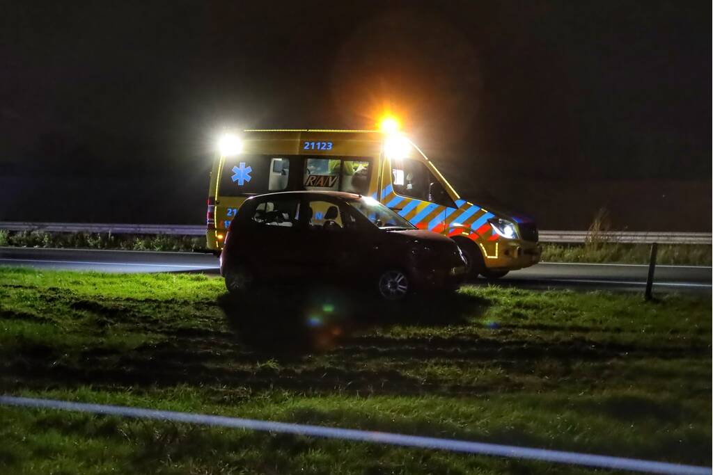 Aanhanger schiet los van auto en veroorzaakt botsing