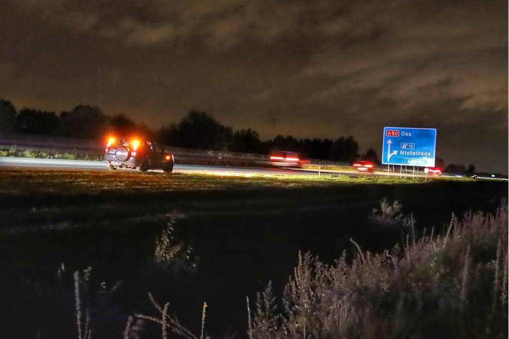 Aanhanger schiet los van auto en veroorzaakt botsing