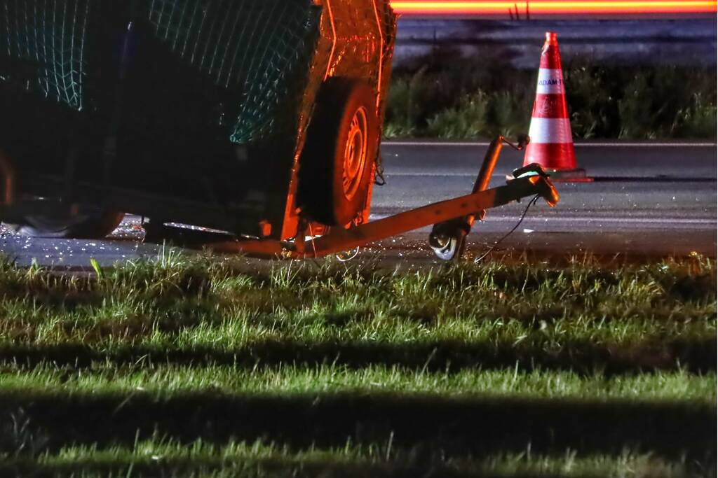 Aanhanger schiet los van auto en veroorzaakt botsing