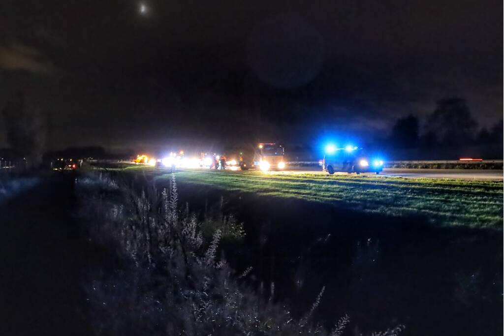 Aanhanger schiet los van auto en veroorzaakt botsing