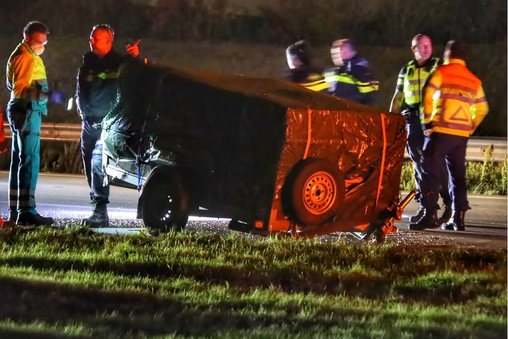 Aanhanger schiet los van auto en veroorzaakt botsing