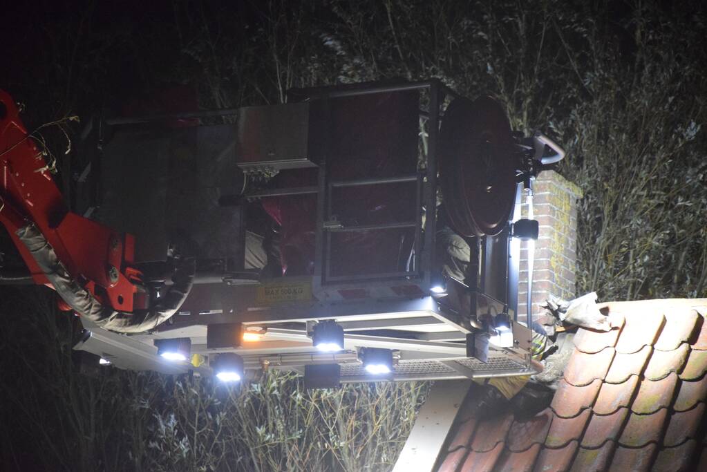 Openhaard zorgt voor beginnende dakbrand