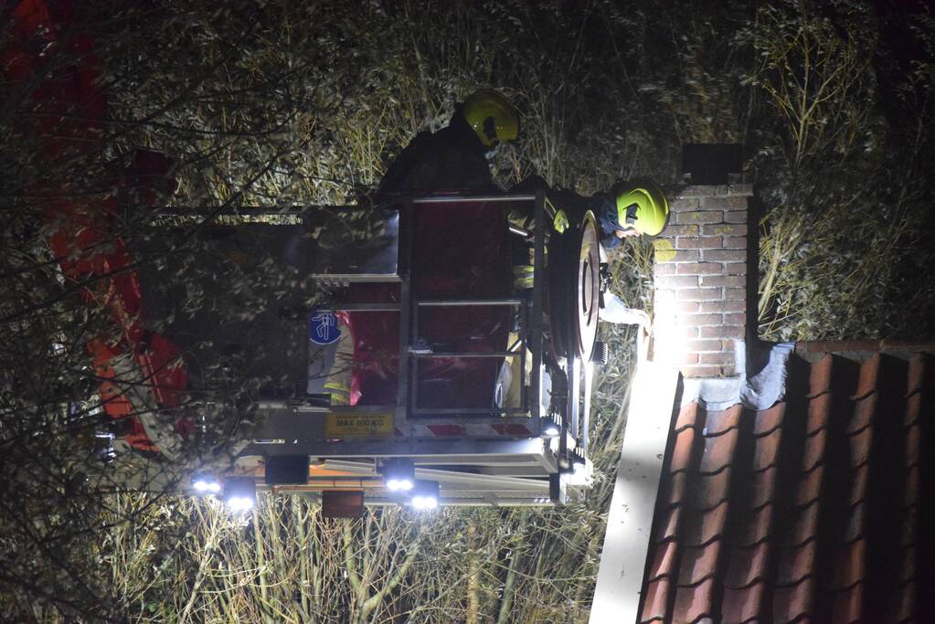 Openhaard zorgt voor beginnende dakbrand