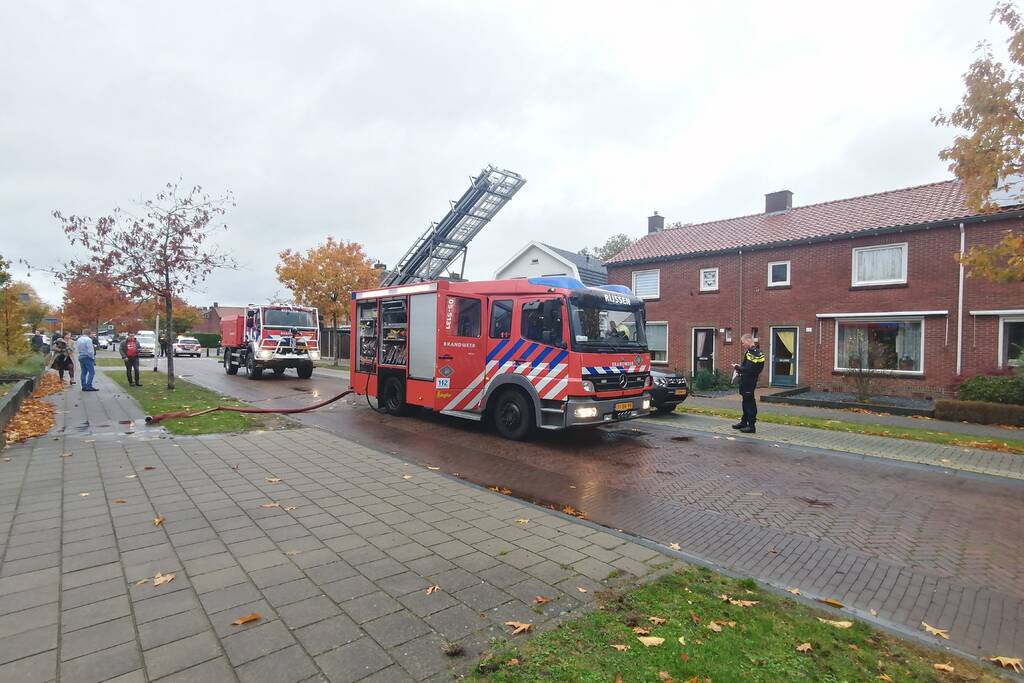 Brommer in schuur vat vlam