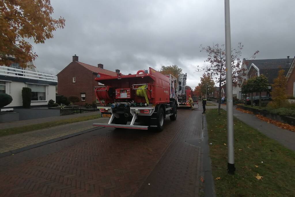 Brommer in schuur vat vlam