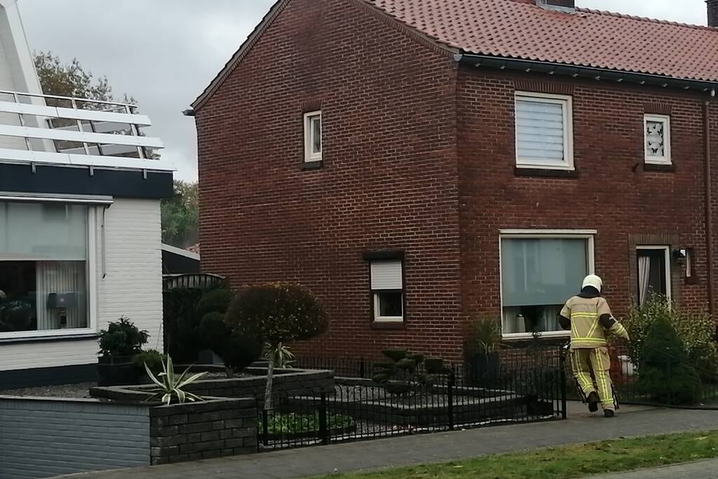 Brommer in schuur vat vlam