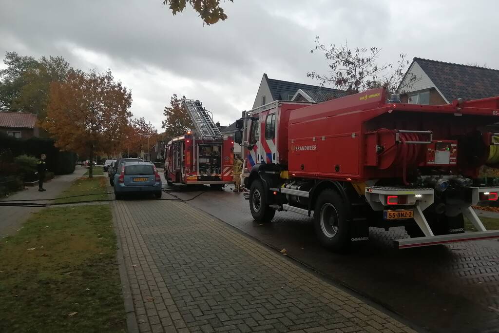 Brommer in schuur vat vlam