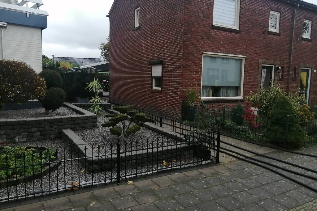 Brommer in schuur vat vlam