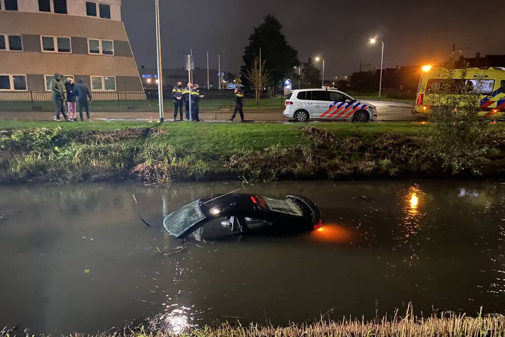 Auto raakt te water