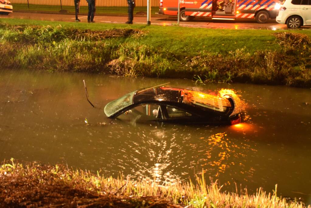 Auto raakt te water