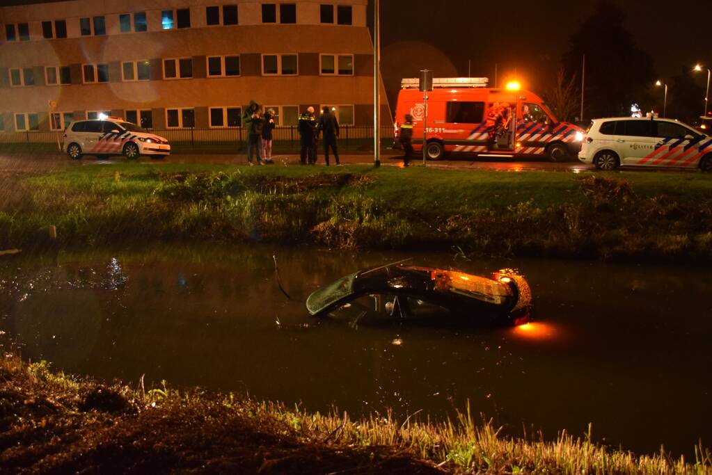 Auto raakt te water