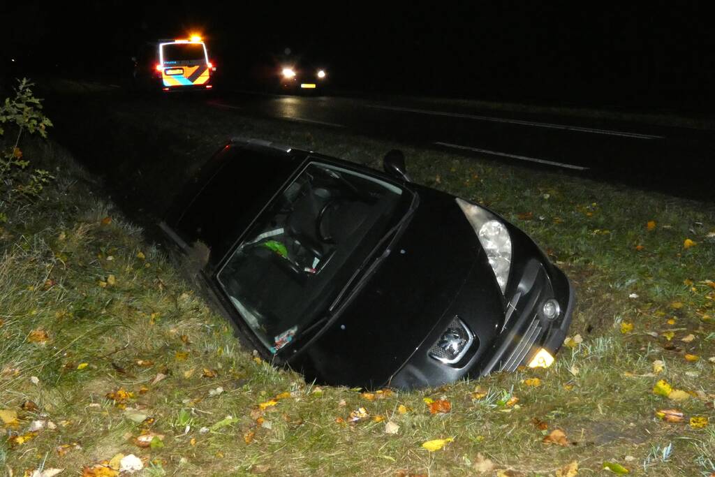 Auto belandt in greppel, bestuurder gevlucht
